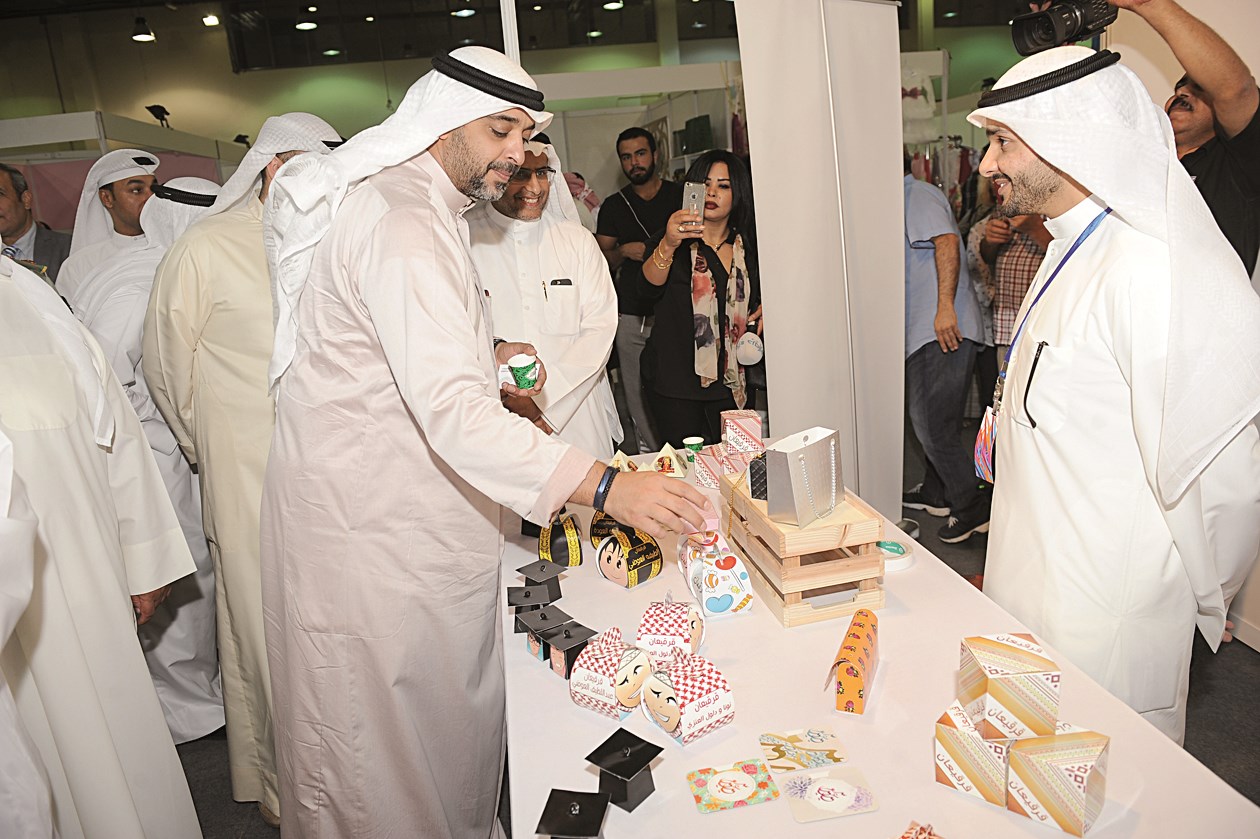 العبدالله أمام أحد المشروعات