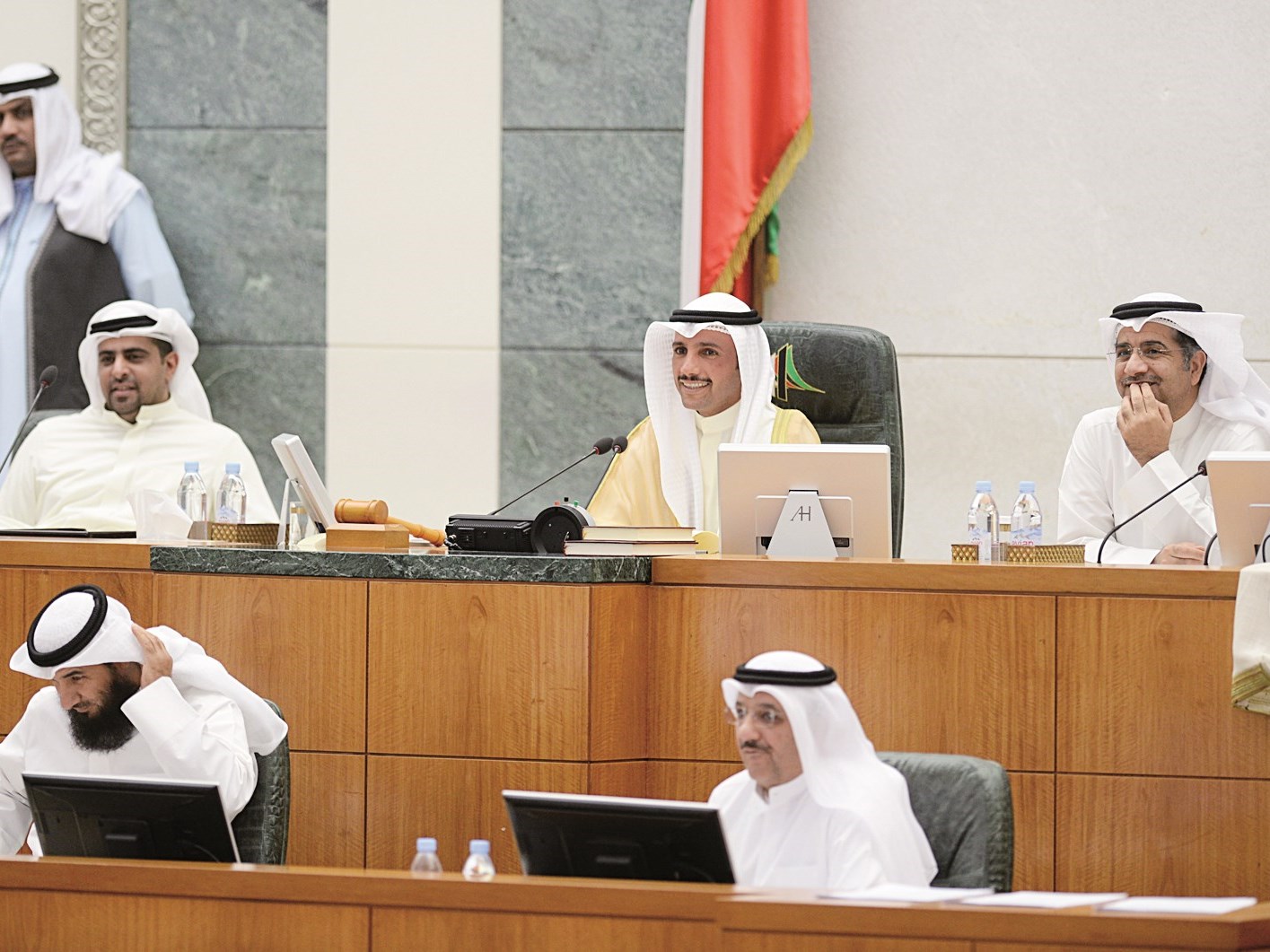 u0627u0644u0631u0626u064au0633 u0627u0644u063au0627u0646u0645 u0645u062au0631u0626u0633u0627 u0627u0644u062cu0632u0621 u0627u0644u0623u0648u0644 u0645u0646 u0627u0644u062cu0644u0633u0629 (u062au0635u0648u064au0631 u0623u0633u0639u062f u0639u0628u062fu0627u0644u0644u0647)