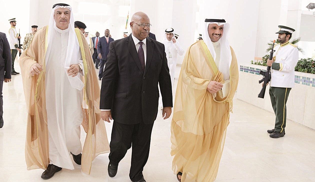 الغانم خلال استقباله نظيره الزيمبابوي