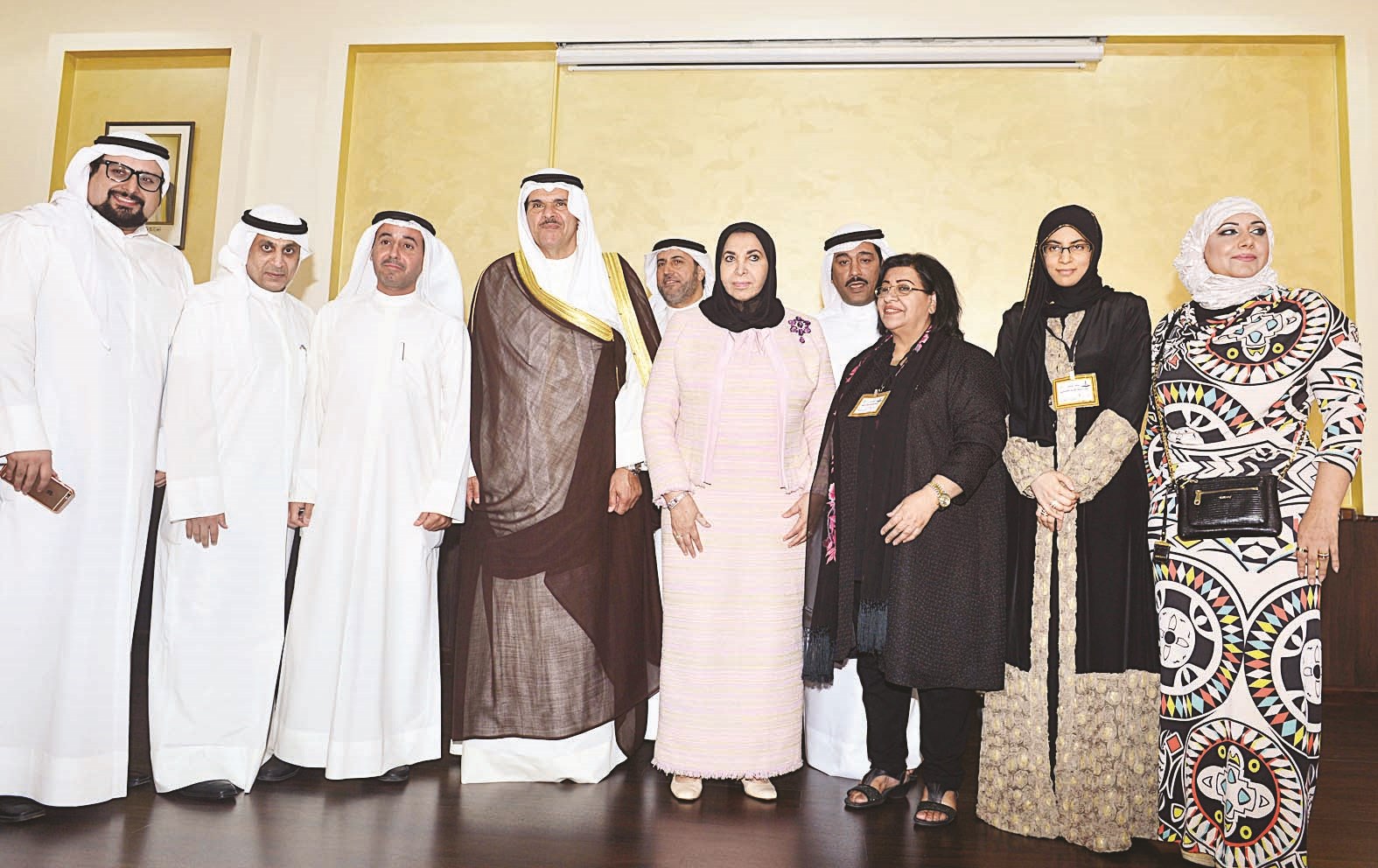 سعاد الصباح وسلمان الحمود مع أدباء الكويت