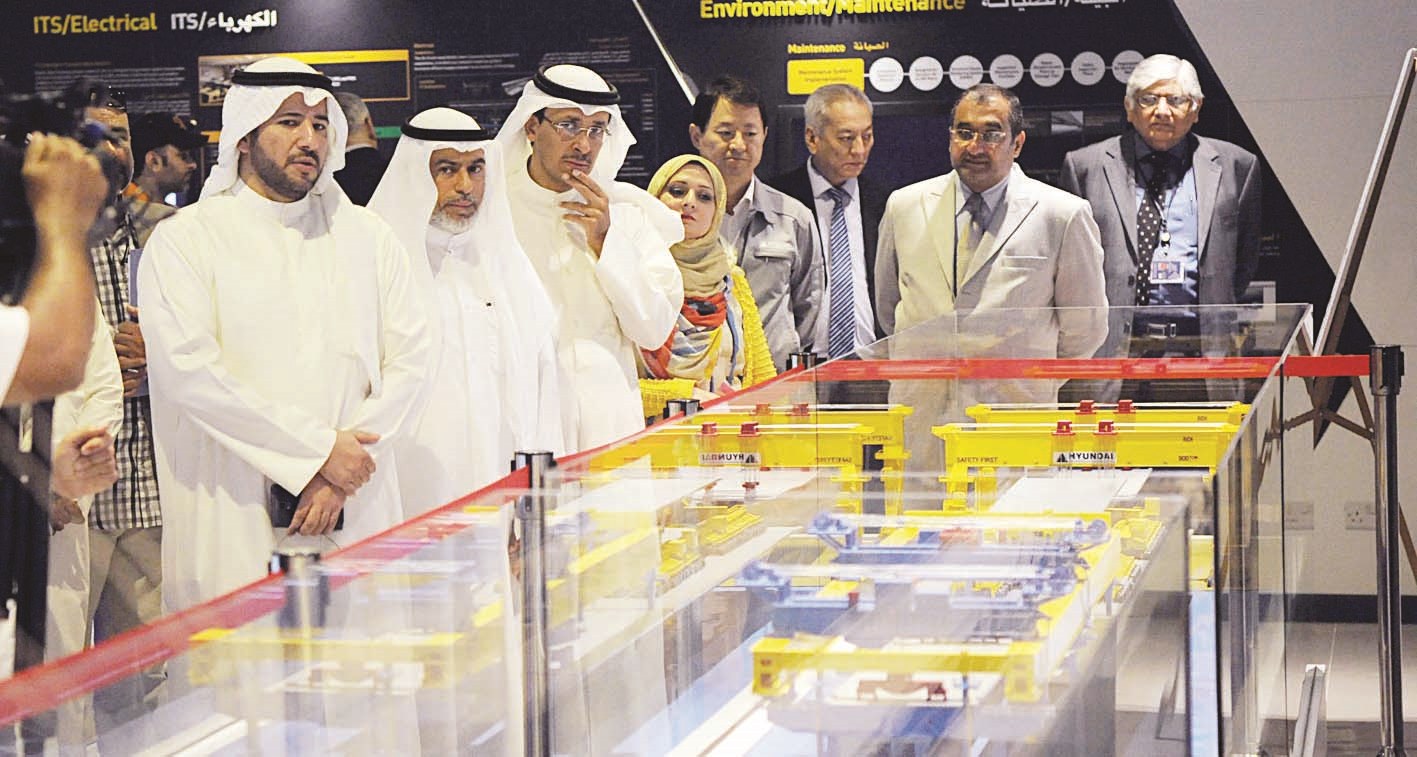 ... وأمام مجسمات لآليات تنفيذ المشروع (تصوير نايف العقلة)