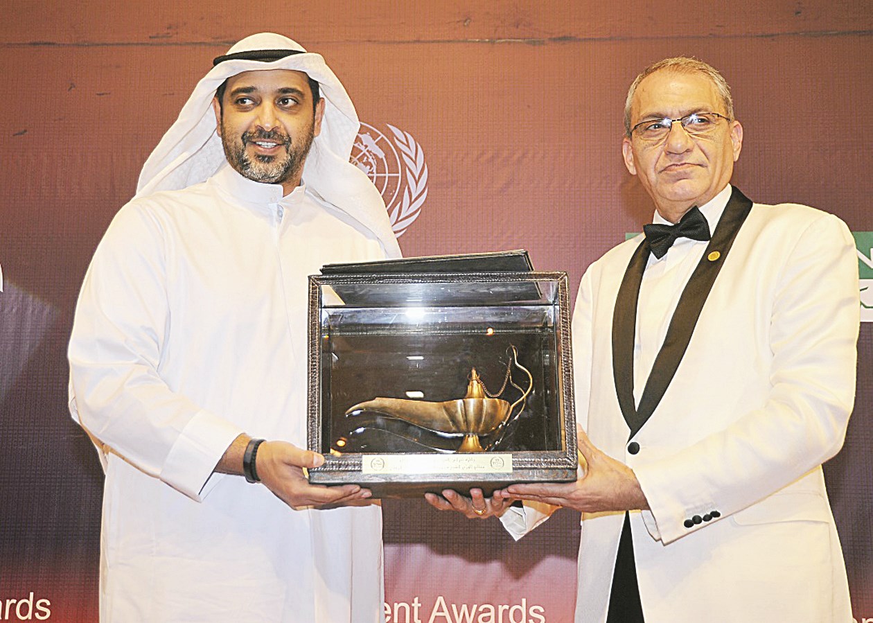 العبدالله يتلقى جائزة «نبراس العرب»