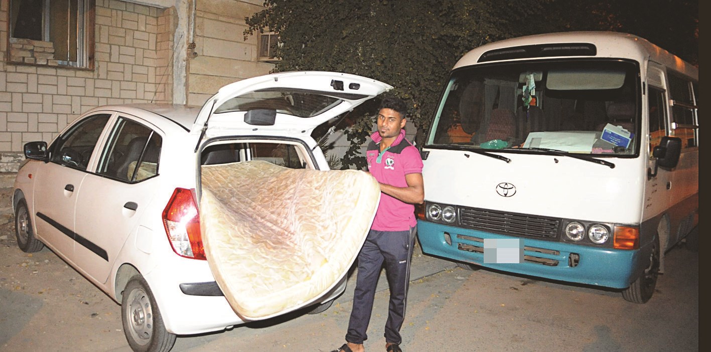 أحد العزاب ينزل فراشه إلى غرفته التي استأجرها