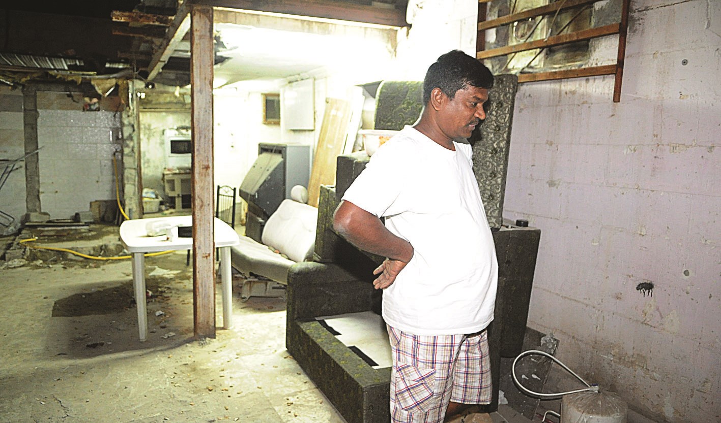 أحد العزاب في حوش بيت