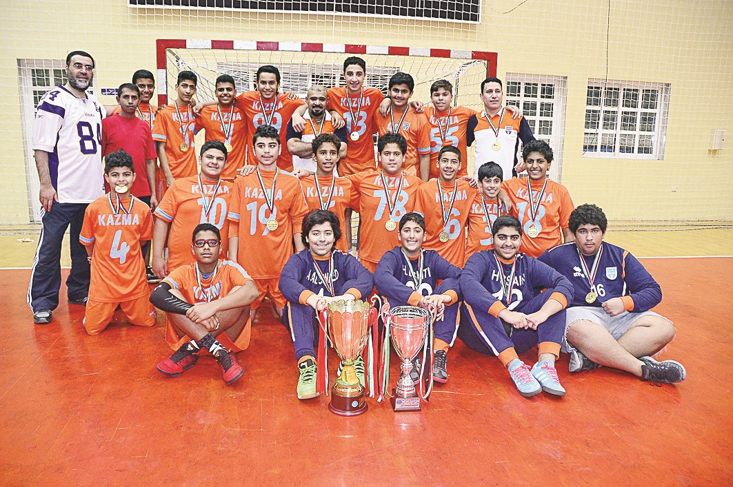 لقطة جماعية لـ «أشبال كاظمة» مع الكأس