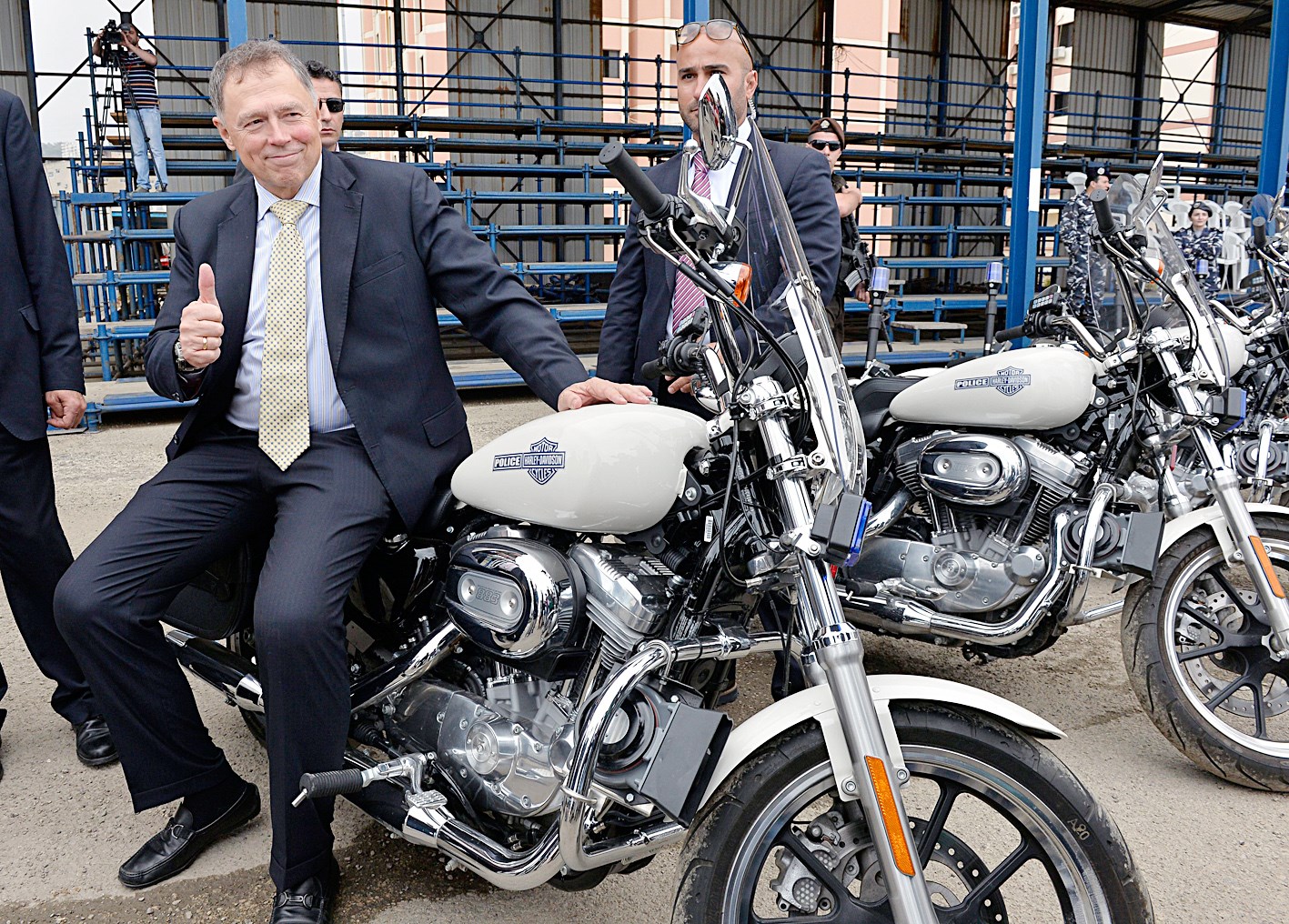 u0627u0644u0642u0627u0626u0645 u0628u0627u0644u0623u0639u0645u0627u0644 u0627u0644u0623u0645u064au0631u0643u064a u0641u064a u0628u064au0631u0648u062a u0631u064au062au0634u0627u0631u062f u062cu0648u0646u0632 u0639u0644u0649 u062fu0631u0627u062cu0629 u0645u0646 u0628u064au0646 u0645u062cu0645u0648u0639u0629 u062fu0631u0627u062cu0627u062a u0645u0646u062du062au0647u0627 u0648u0627u0634u0646u0637u0646 u0644u0642u0648u0649 u0627u0644u0623u0645u0646 u0627u0644u062fu0627u062eu0644u064a u0627u0644u0644u0628u0646u0627u0646u064a       (u062f u0628 u0627)