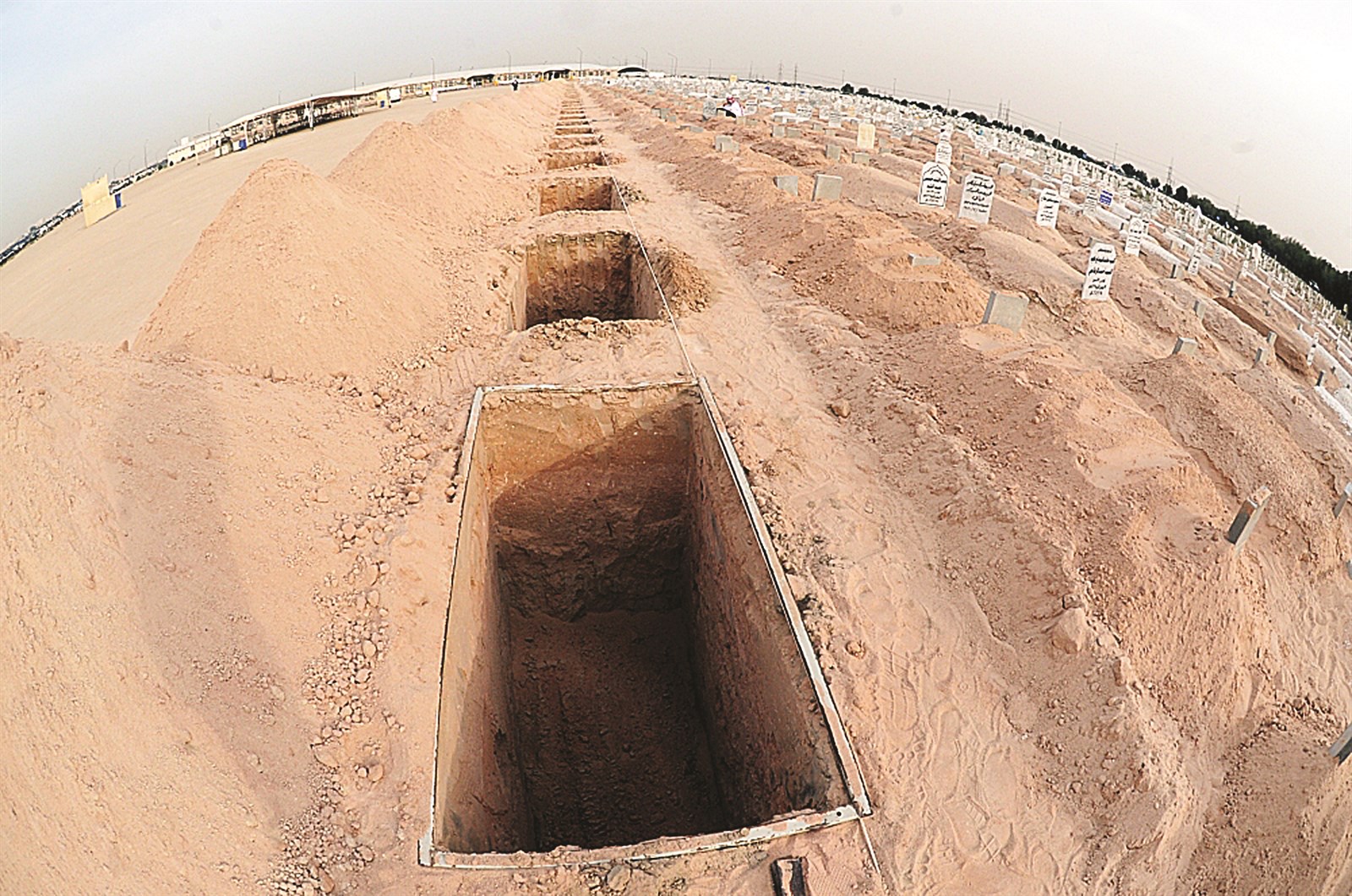 «لا وساطة في الدفن واخيتار القبر...»    (تصوير زكريا عطية)