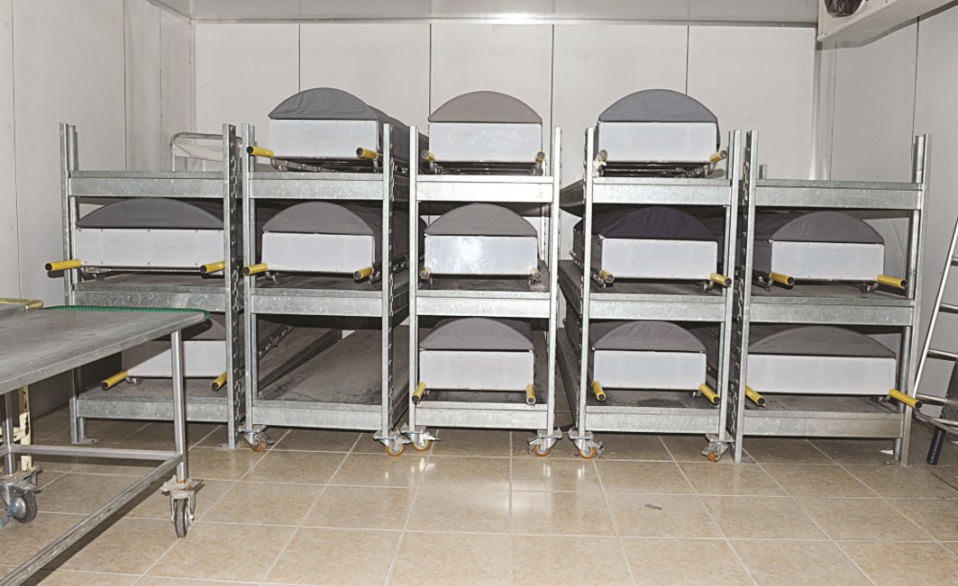 اسرة ثلاجة الموتى