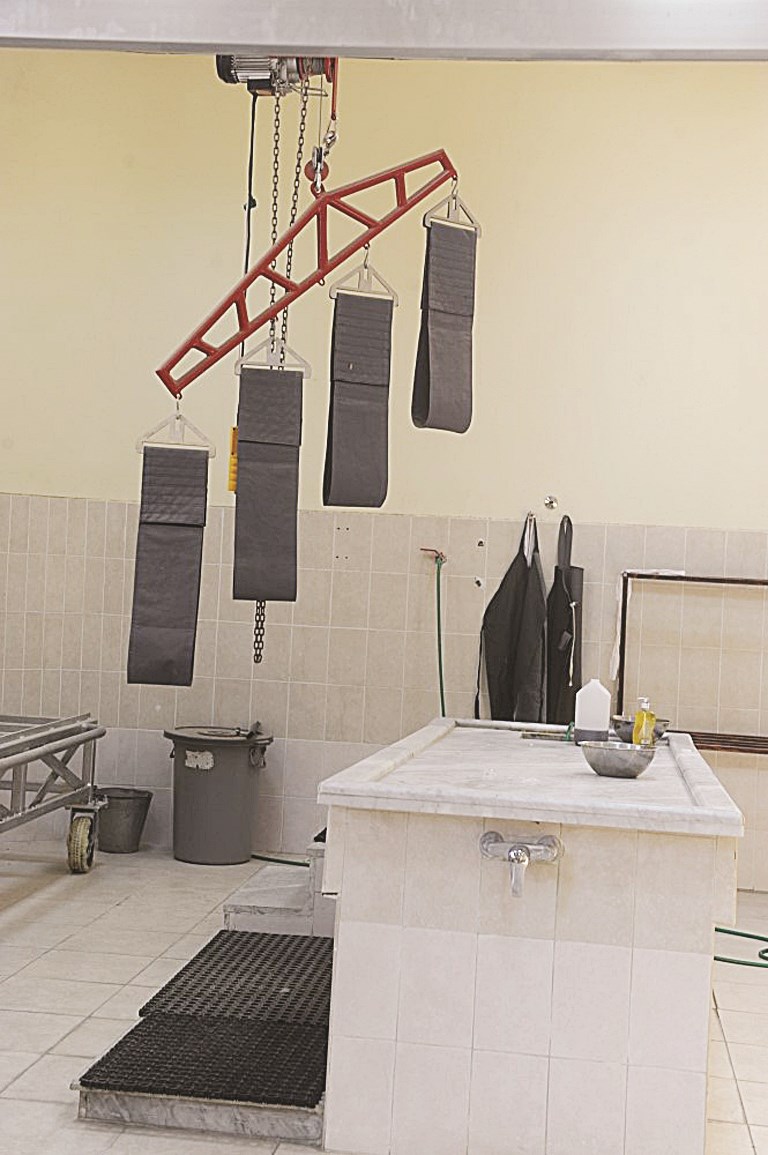 الرافعات التي تستخدم للجثامين ذات الأحجام الكبيرة