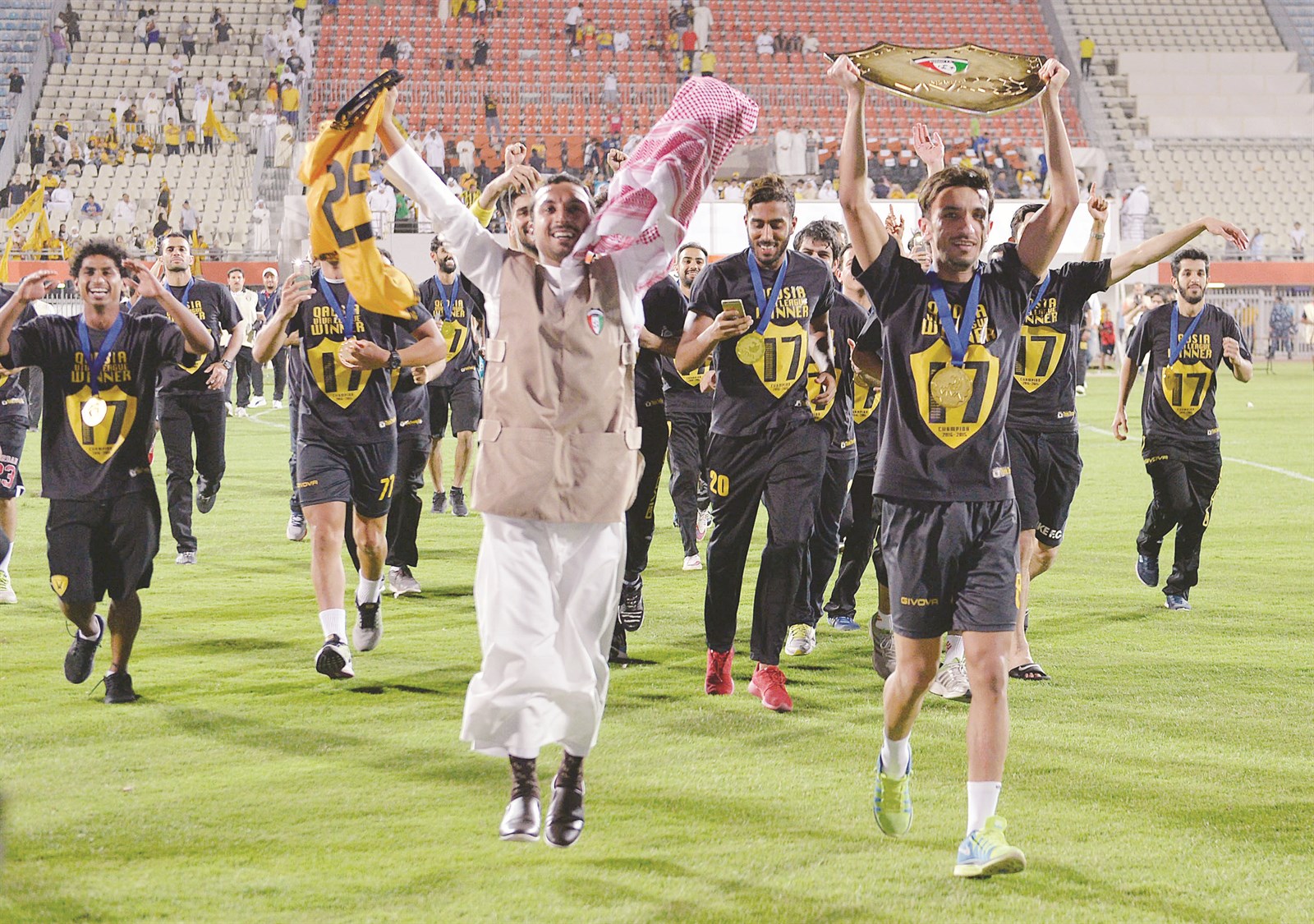 u0642u0627u0626u062f u0627u0644u0642u0627u062fu0633u064au0629 u0635u0627u0644u062d u0627u0644u0634u064au062e u064au062au0642u062fu0645 u0632u0645u0644u0627u0621u0647 u0627u062du062au0641u0627u0644u0627u064b u0628u062fu0631u0639 u0627u0644u062fu0648u0631u064a  (u0627u0644u0623u0632u0631u0642 u062fu0648u062a u0643u0648u0645)