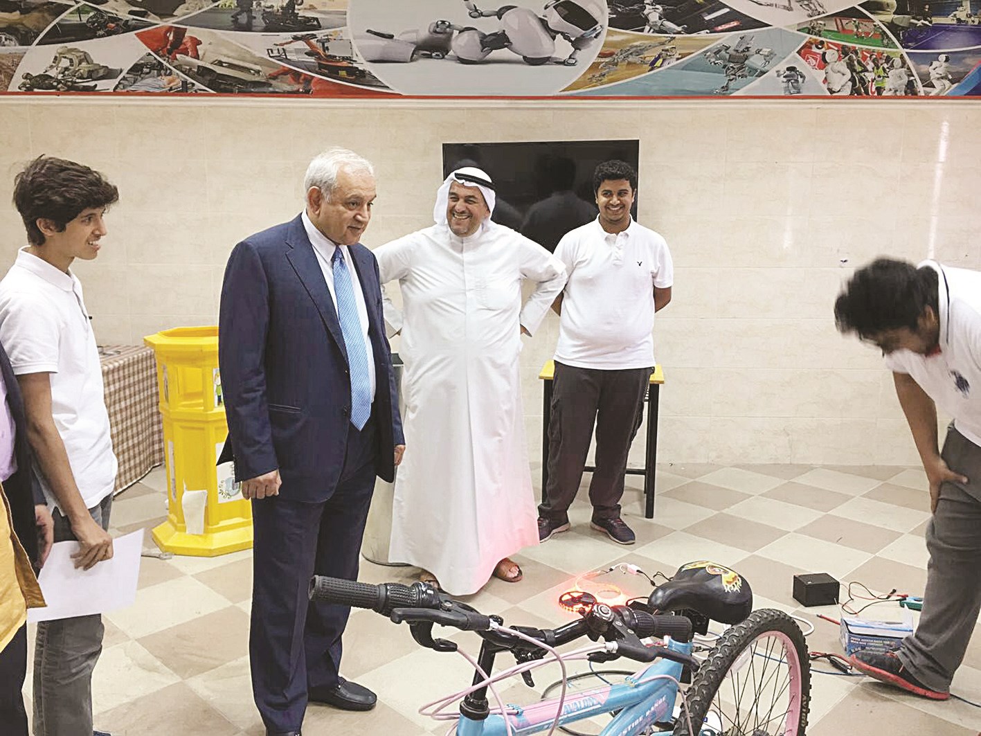 .... يتابع أحد المشاريع الطلابية