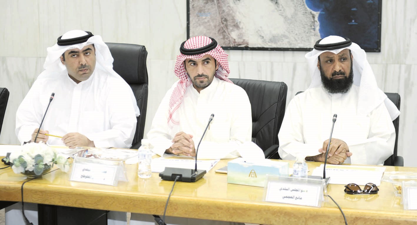 العتيبي والمطوطح والعجمي في اجتماع اللجنة