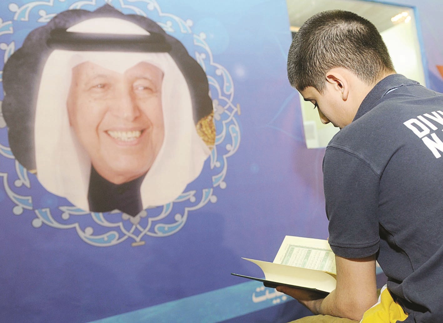 مشارك يراجع قبيل الدخول أمام المحكمين