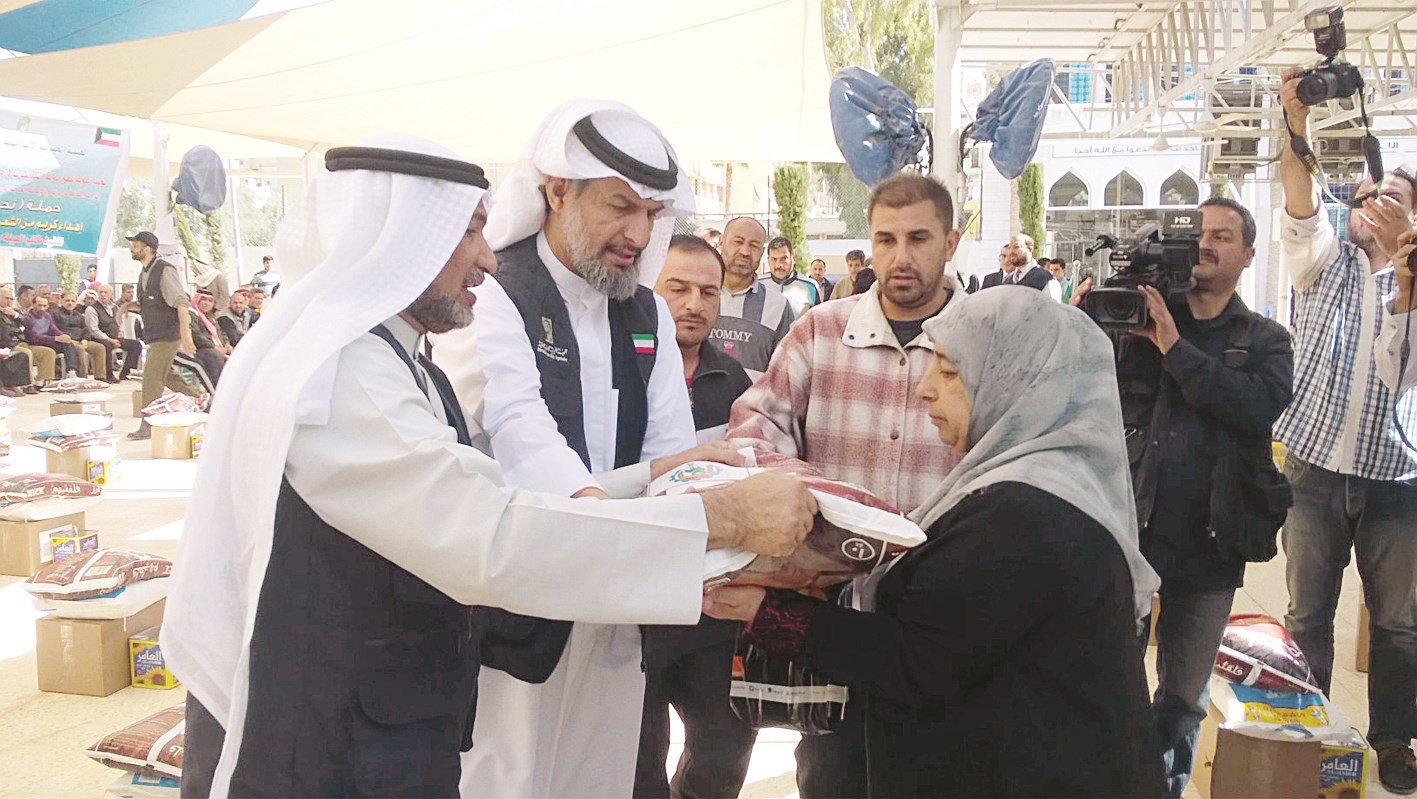 جانب من توزيع المساعدات