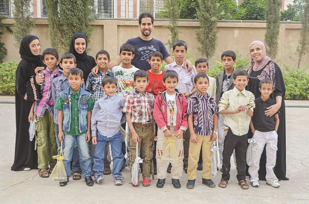 العسعوسي وزوجها وسط مجموعة من الأطفال اليمنيين