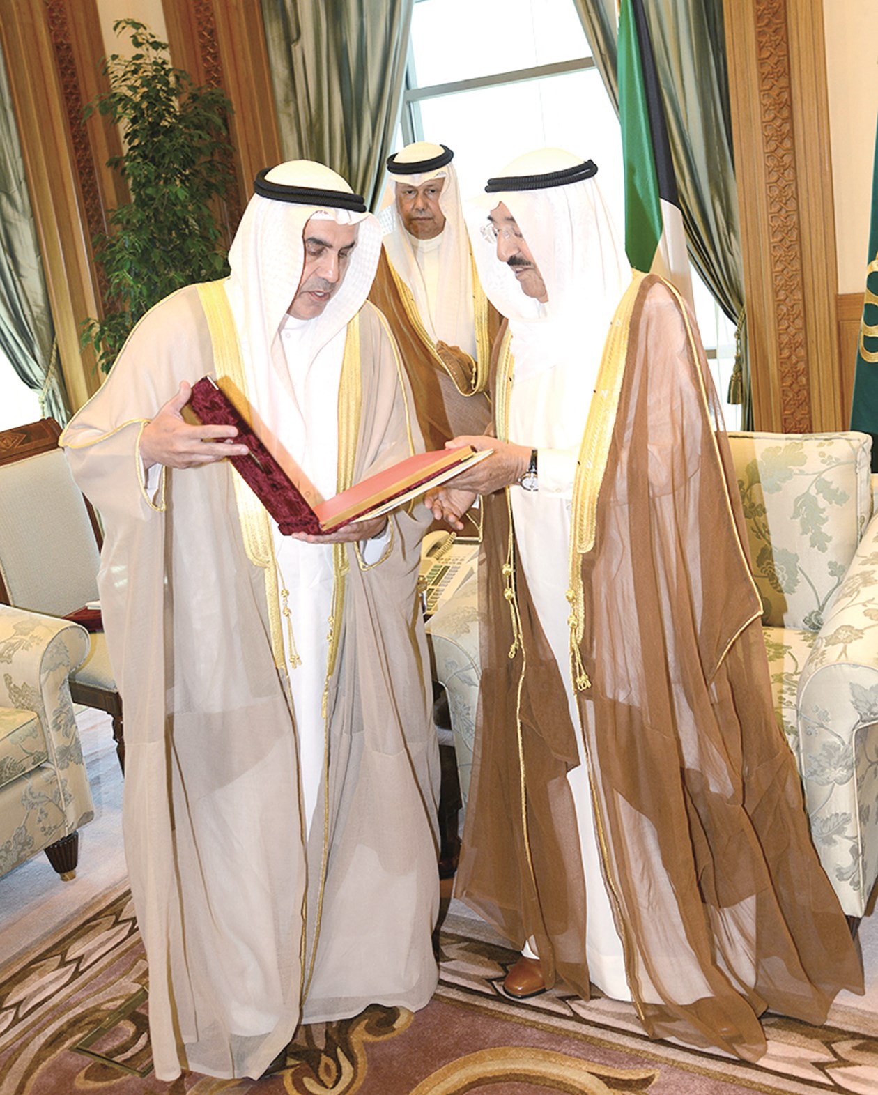 الأمير متسلما السجل الذهبي من الطريجي