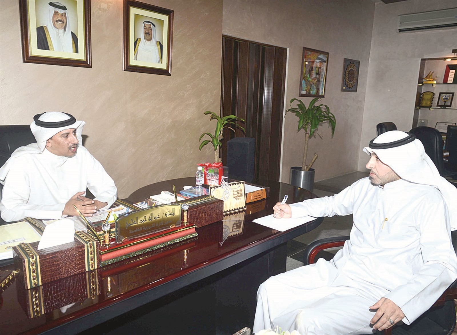 العجمي متحدثا للزميل علي التركي (تصوير موسى عياش)