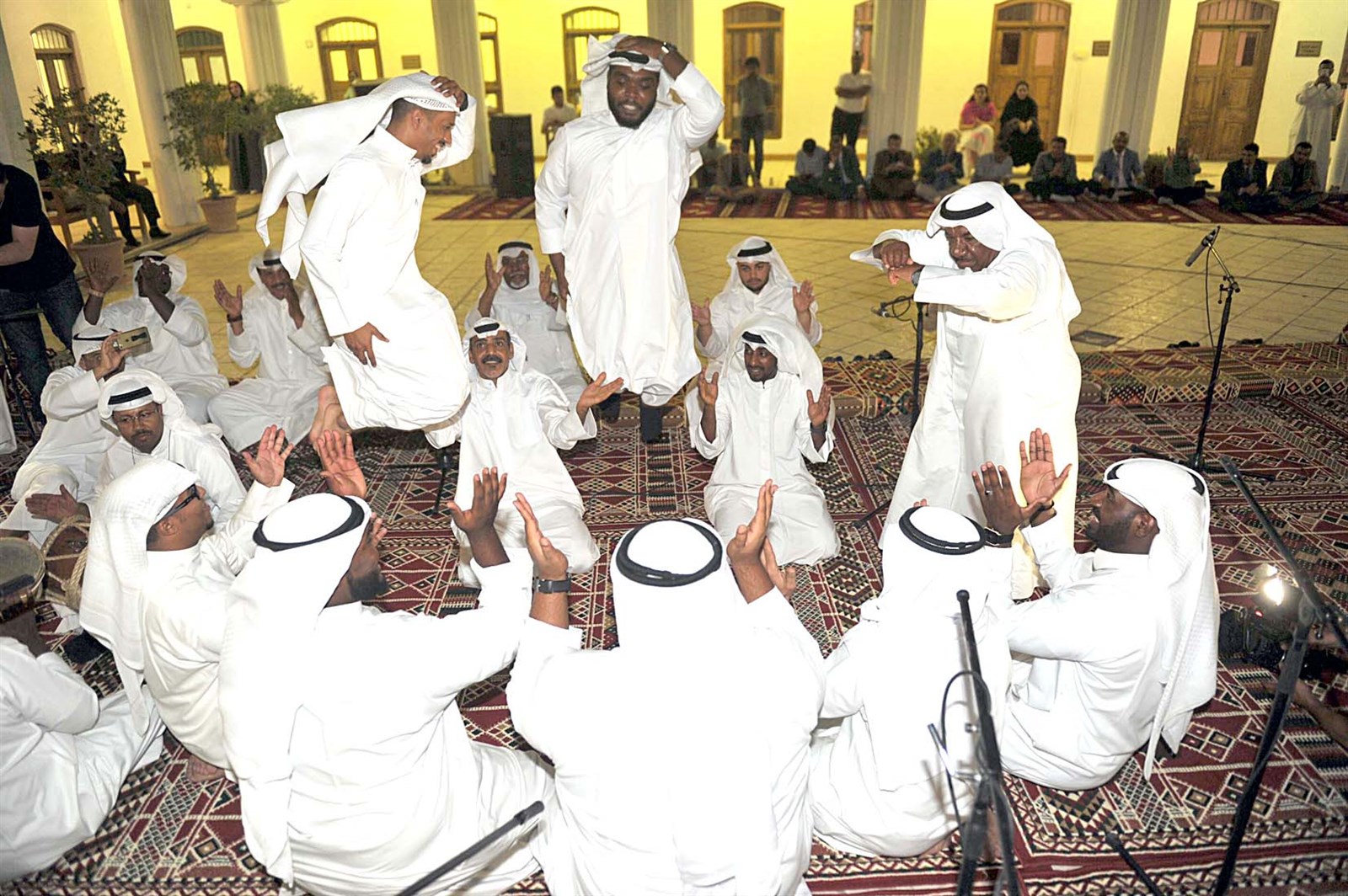 u0644u0648u062du0629 u062au0631u0627u062bu064au0629 u062au0642u062fu0645u0647u0627 u0627u0644u0641u0631u0642u0629   (u062au0635u0648u064au0631 u0646u0648u0631 u0647u0646u062fu0627u0648u064a)