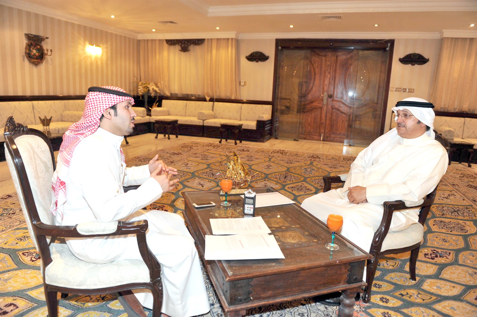 الشايع متحدثا الى الزميل حمد السهيل (تصوير نورهنداوي )