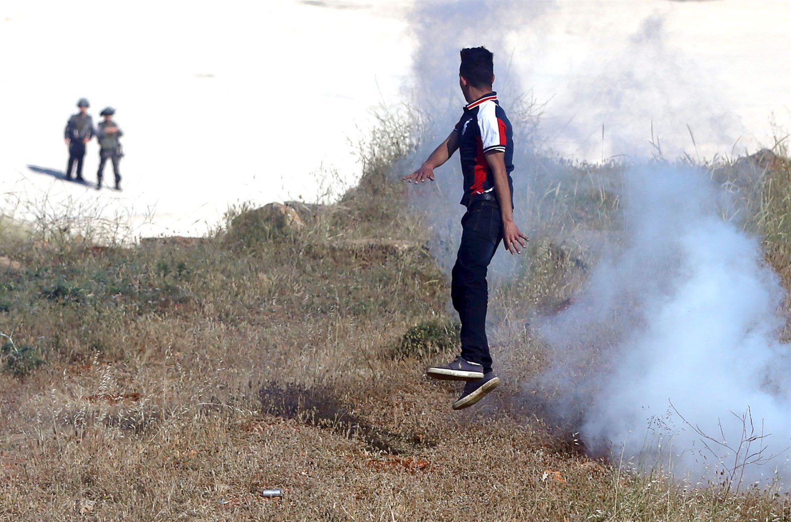 u0641u0644u0633u0637u064au0646u064a u064au0644u0642u064a u0642u0646u0628u0644u0629 u063au0627u0632 u0645u0633u064au0644 u0644u0644u062fu0645u0648u0639 u062eu0644u0627u0644 u0627u0634u062au0628u0627u0643u0627u062a u0645u0639 u062cu0646u0648u062f u0627u0633u0631u0627u0626u064au0644u064au064au0646 u0641u064a u0627u0644u0636u0641u0629 u0627u0644u063au0631u0628u064au0629     ( u0627 u0641 u0628)