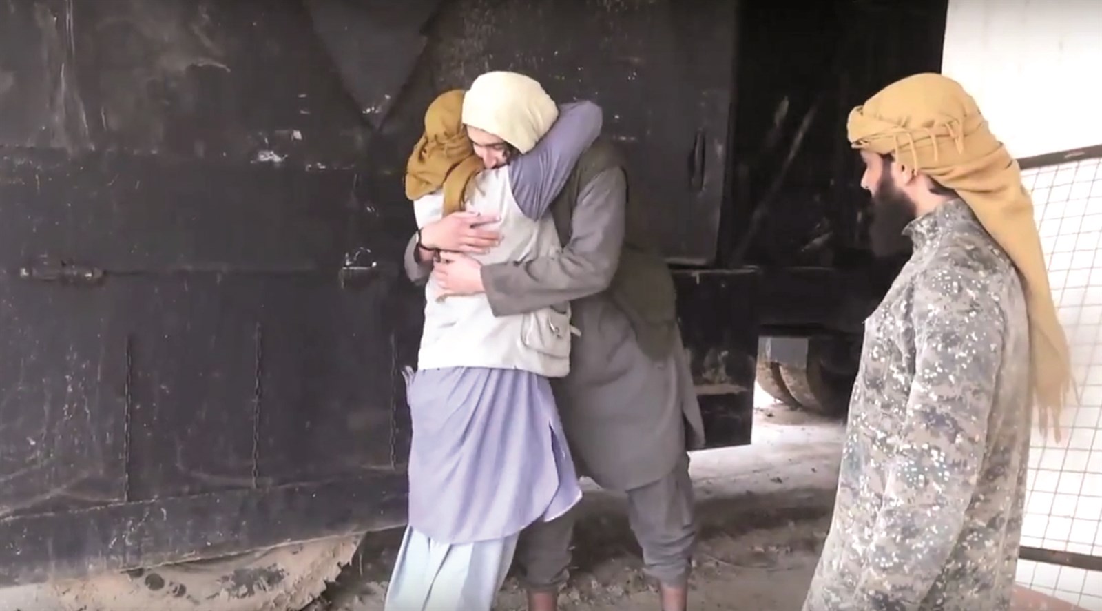 ... ويعانق رفاقه