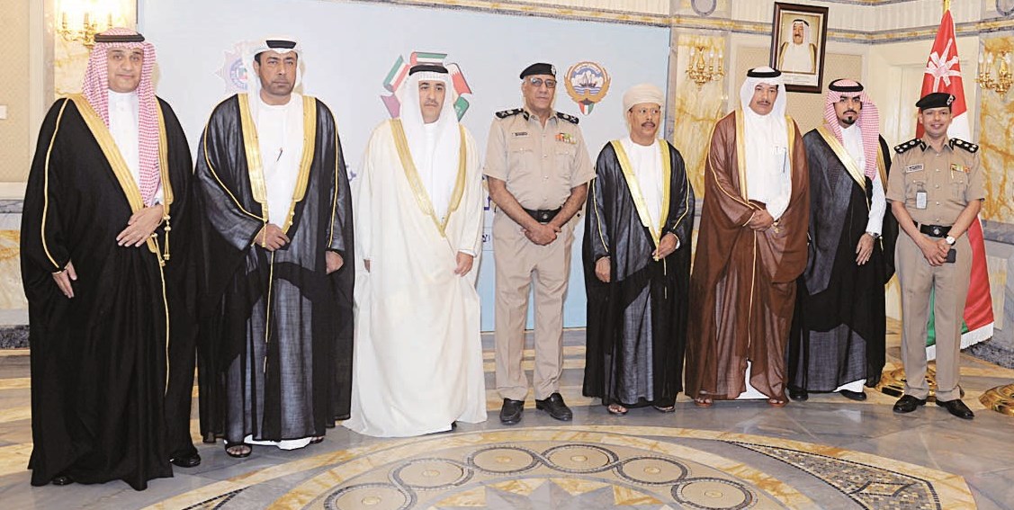 u0645u0633u0624u0648u0644u0648 u0623u0645u0646 u0645u0637u0627u0631u0627u062a u062fu0648u0644 u0645u062cu0644u0633 u0627u0644u062au0639u0627u0648u0646 u0648u0625u0644u0649 u062cu0627u0646u0628u0647u0645 u0627u0644u062fu062cu0627u0646u064a u0648u0627u0644u062du0634u0627u0634 (u062au0635u0648u064au0631 u0632u0643u0631u064au0627 u0639u0637u064au0629)