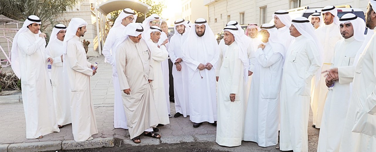 العمير يطلع على حفر المنطقة خلال الجولة