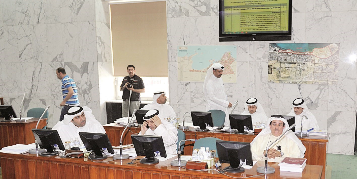 أعضاء المجلس يتابعون الجلسة