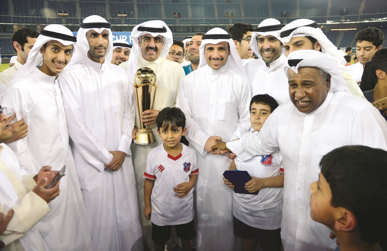 رئيس مجلس الأمة يتوسط عبدالعزيز المرزوق وخالد وفهد الغانم وسعد الحوطي