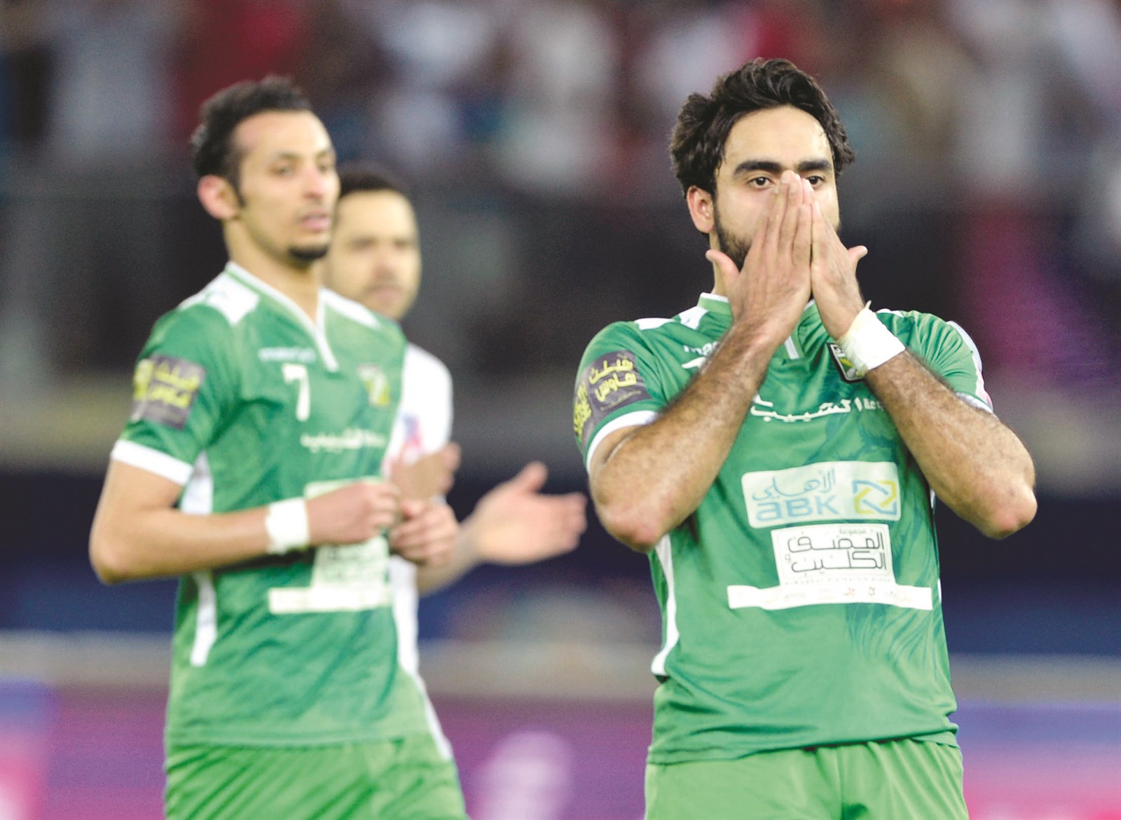 لاعب العربي حسين الموسوي بعد إضاعته ركلة الجزاء (الأزرق دوت كوم)