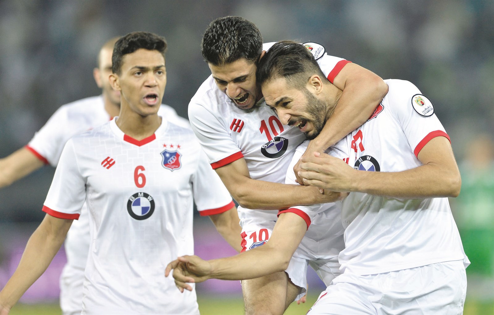 لاعب «الكويت» ياسين الصالحي يتلقى تهنئة زملائه بعد هدفه الثاني في مرمى العربي