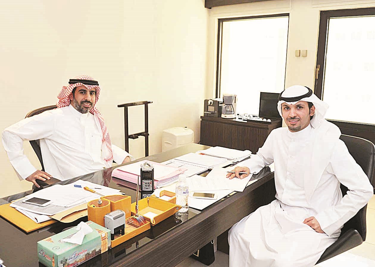 الخميس والزميل حمد السهيل خلال اللقاء (تصوير سعد هنداوي)