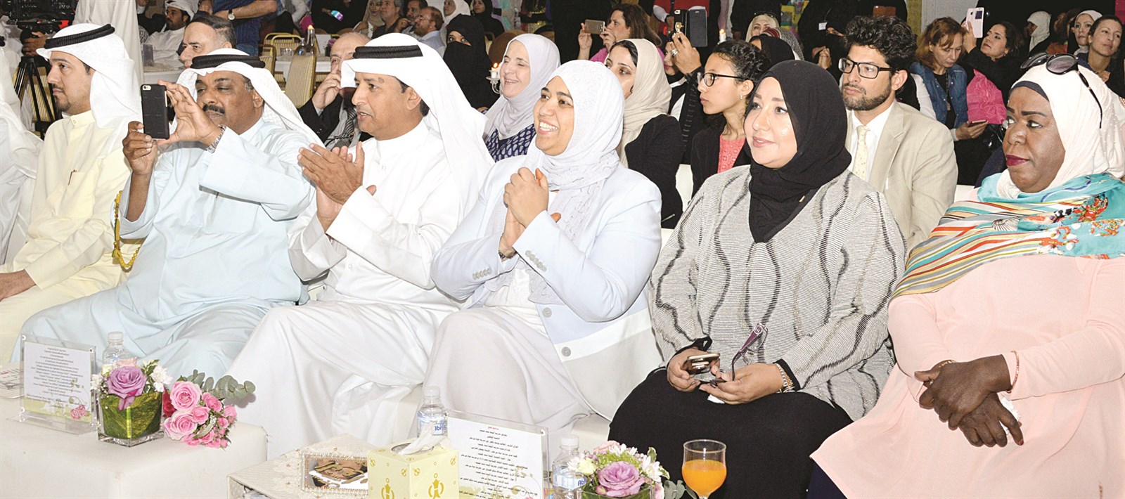 مديرة المدرسة وقيادات منطقة الأحمدي التعليمية