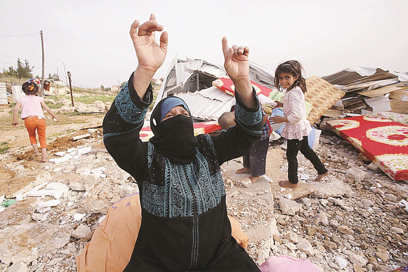 u0639u0627u0626u0644u0629 u0641u0644u0633u0637u064au0646u064au0629 u0641u064a u0627u0644u0639u0631u0627u0621 u0628u0639u062f u0647u062fu0645 u0645u0646u0632u0644u0647u0627 u062cu0646u0648u0628 u0627u0644u062eu0644u064au0644b (u0627 u0628)