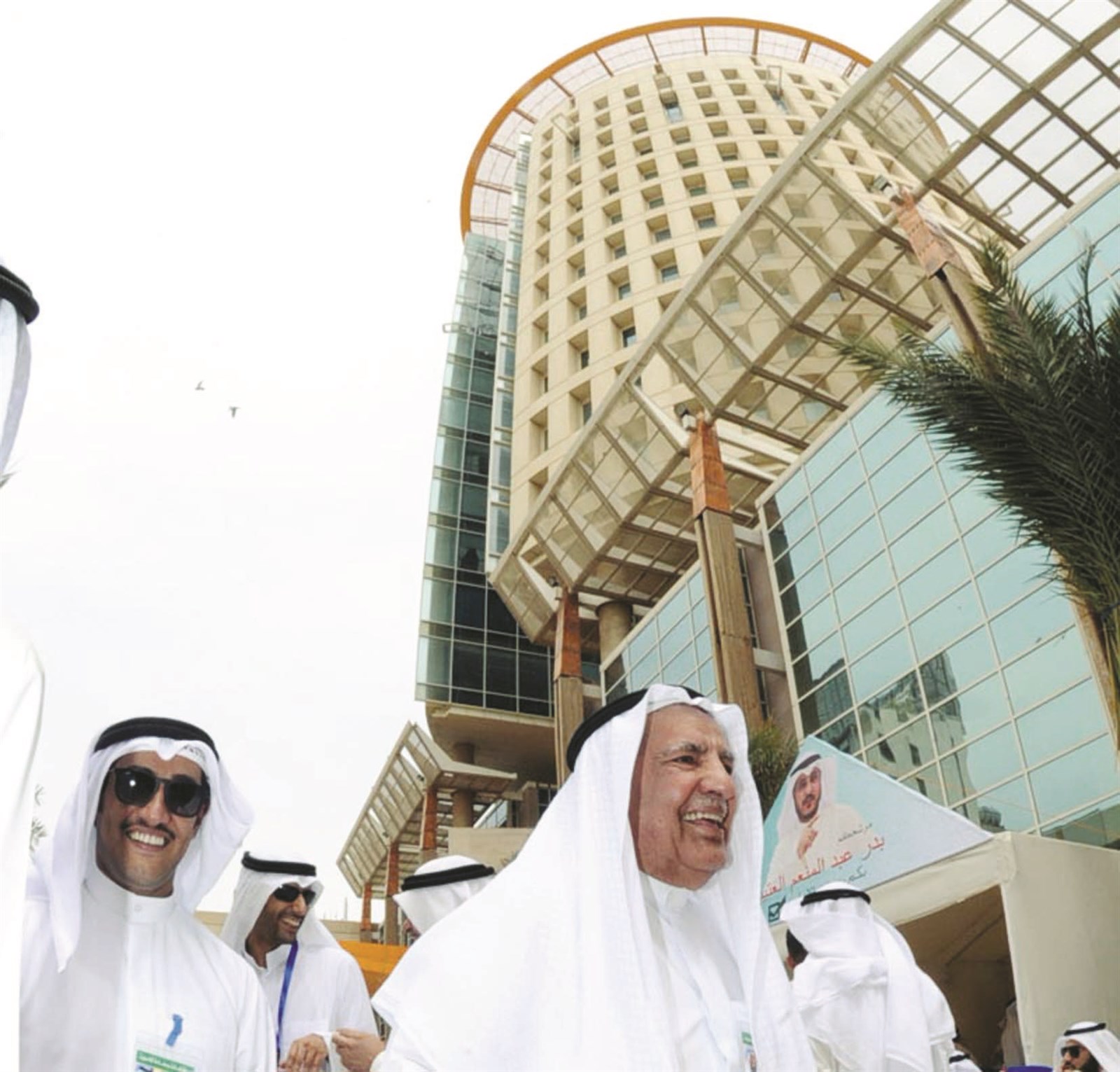 ارتياح ظاهر على وجه الغانم... ويبدو طلال الخرافي وخالد الغانم
