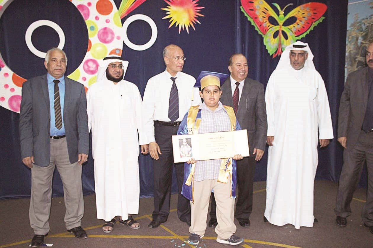 ناجي العنزي يكرّم المتفوّق مصعب نافل الحميدان