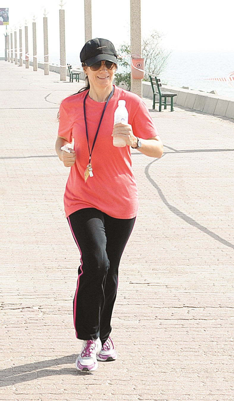 مديرة المدرسة مارغريت ميك آرثر خلال السباق