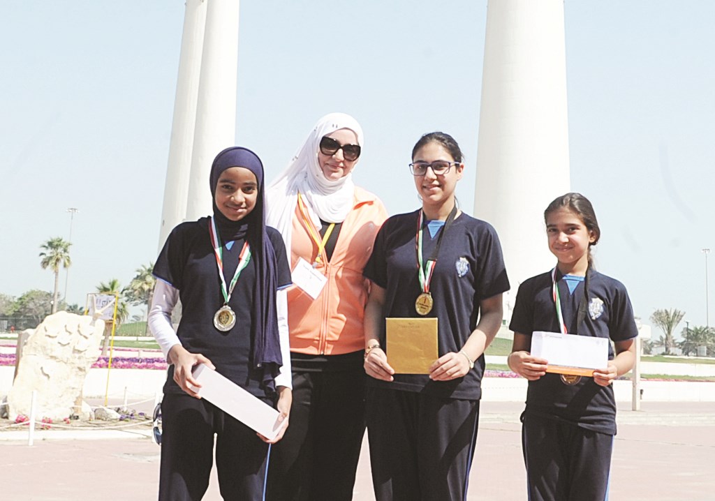 الفائزات مع مسؤولة السباق سارة باشا (تصوير كرم ذياب)