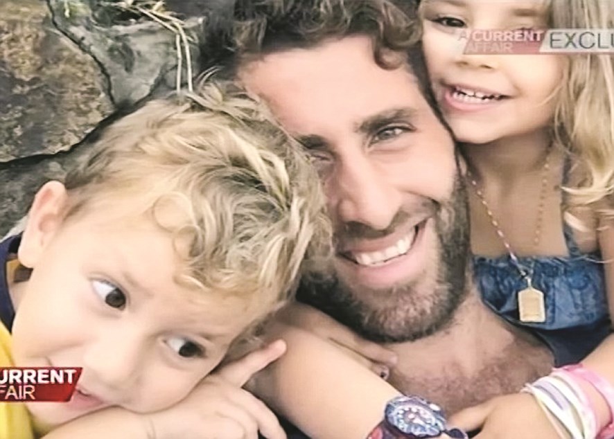 علي الأمين مع طفليه