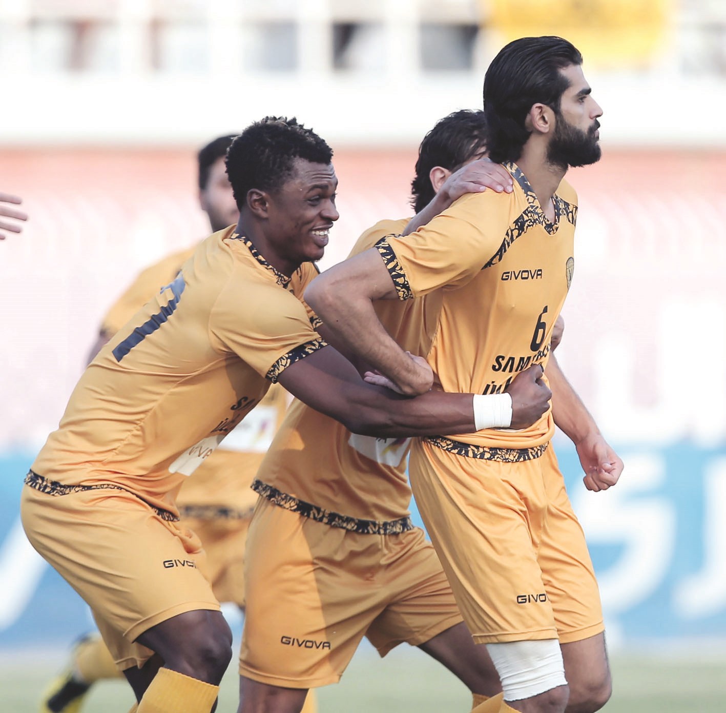 u0644u0627u0639u0628 u0627u0644u0642u0627u062fu0633u064au0629 u062eu0627u0644u062f u0627u0644u0642u062du0637u0627u0646u064a u064au062au0644u0642u0649 u0627u0644u062au0647u0646u0626u0629 u0628u0639u062f u0647u062fu0641u0647 u0641u064a u0645u0631u0645u0649 u062eu064au0637u0627u0646 u0623u0645u0633  (u0627u0644u0623u0632u0631u0642 u062fu0648u062a u0643u0648u0645)