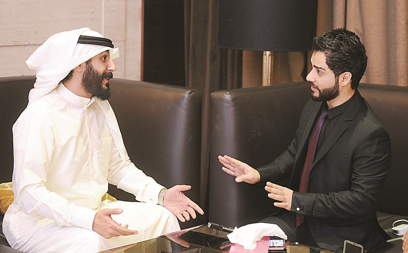 العماني متحدثاً إلى الزميل علاء محمود (تصوير نايف العقلة)