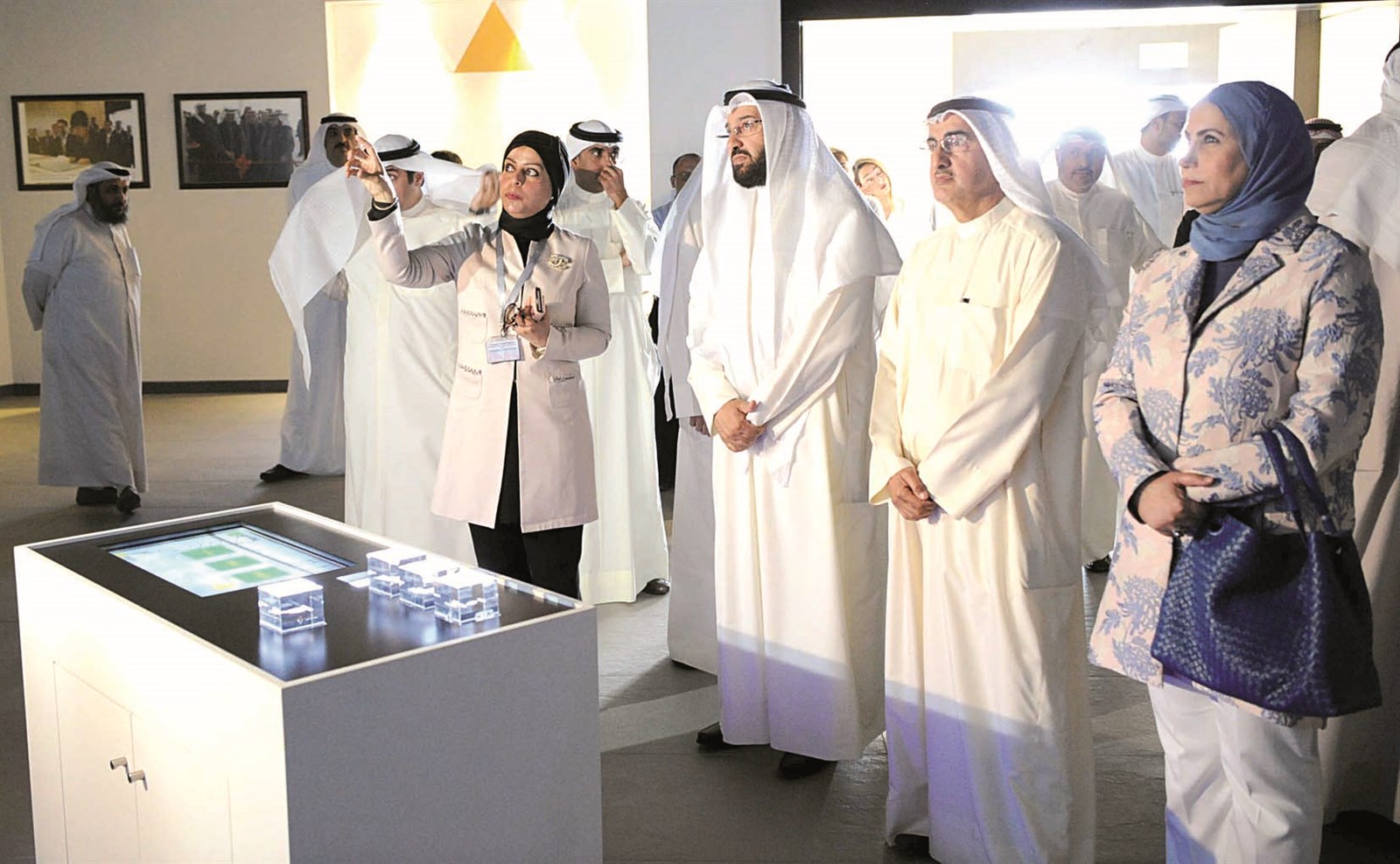 u0627u0644u0639u0645u064au0631 u0648u0645u0633u0624u0648u0644u0648 u00abu0627u0644u0623u0634u063au0627u0644u00bb u064au0633u062au0645u0639u0648u0646 u0644u0634u0631u062d u0639u0646 u0633u064au0631 u0627u0644u0639u0645u0644 u0641u064a u062cu0633u0631 u062cu0627u0628u0631 (u062au0635u0648u064au0631 u0646u0627u064au0641 u0627u0644u0639u0642u0644u0629)