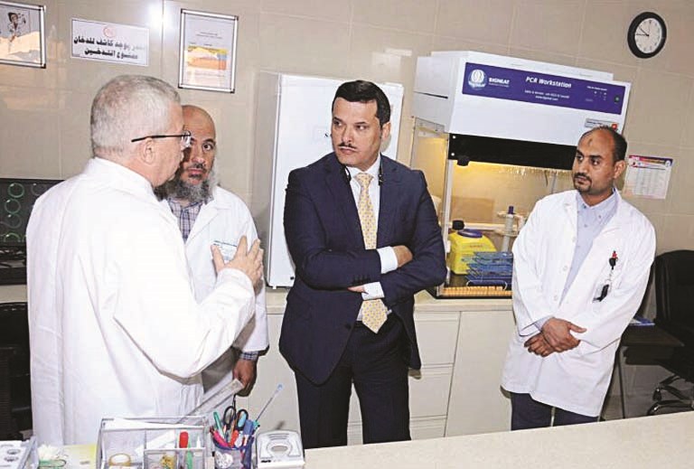 ويستمع إلى شرح من أحد المتخصصين