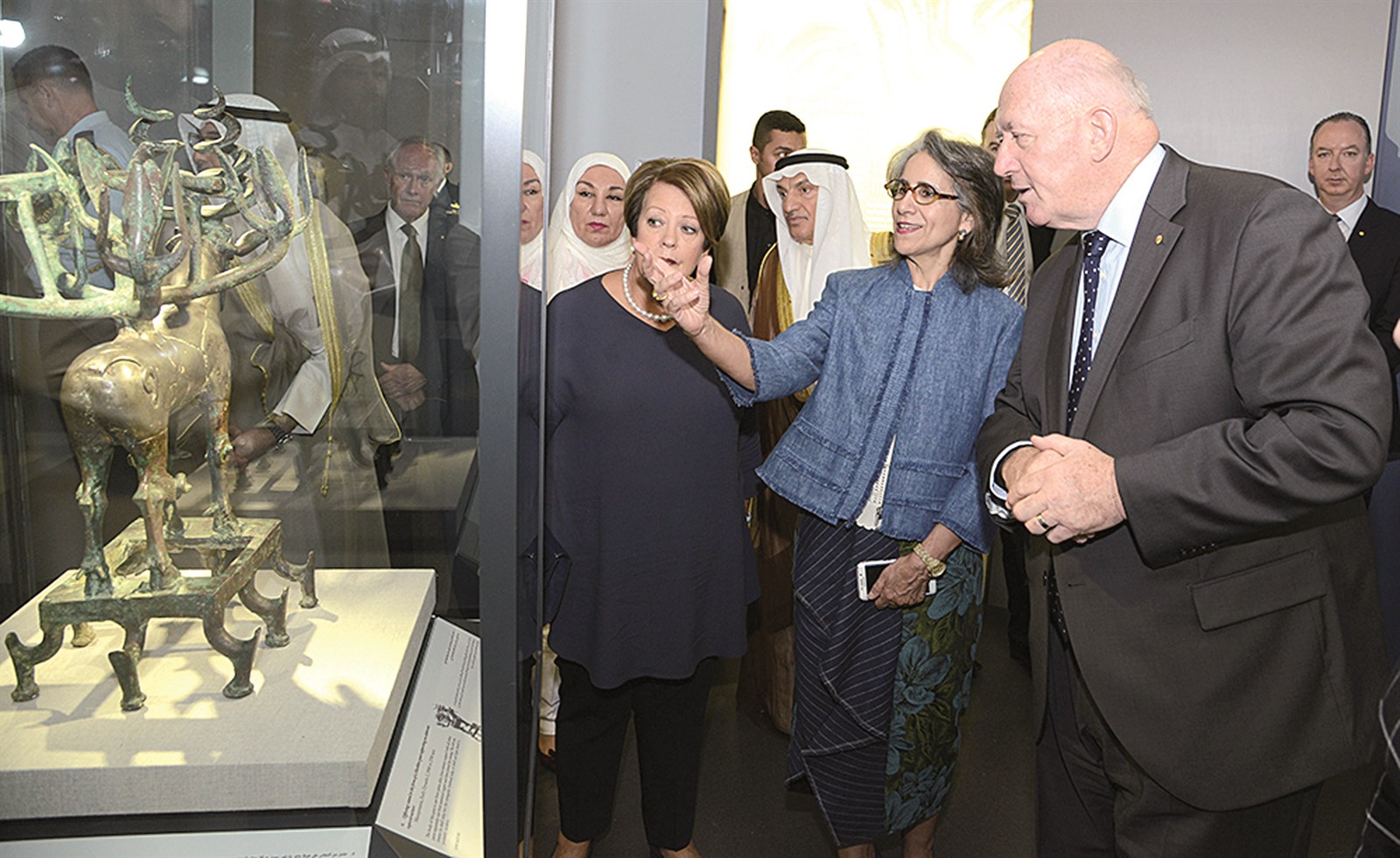 حاكم أستراليا لدى زيارته المركز الأمريكاني