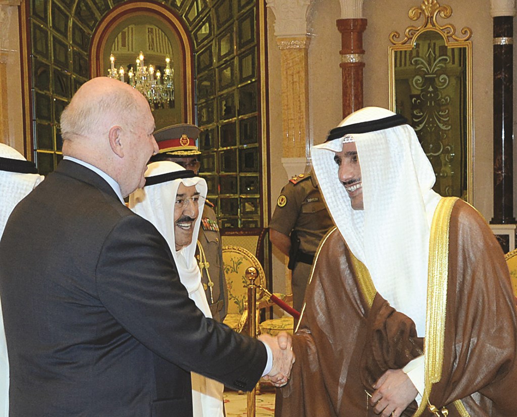 الحاكم العام الأسترالي مصافحاً مرزوق الغانم