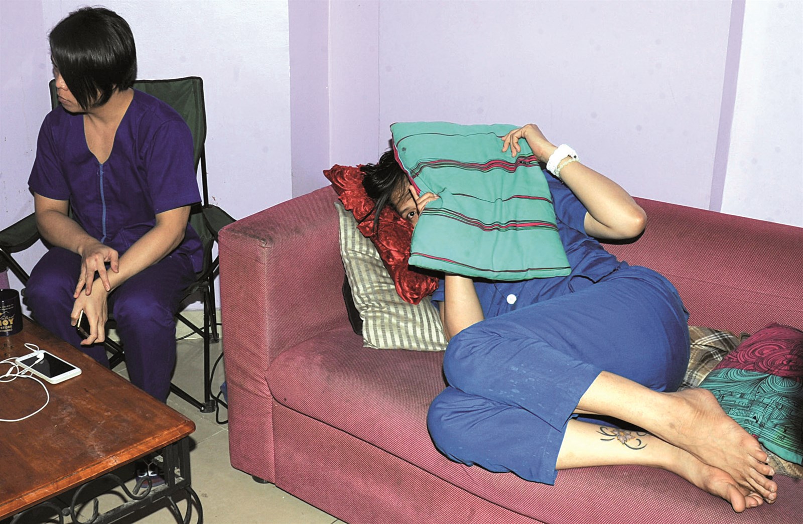 يخفي وجهه عن الكاميرا