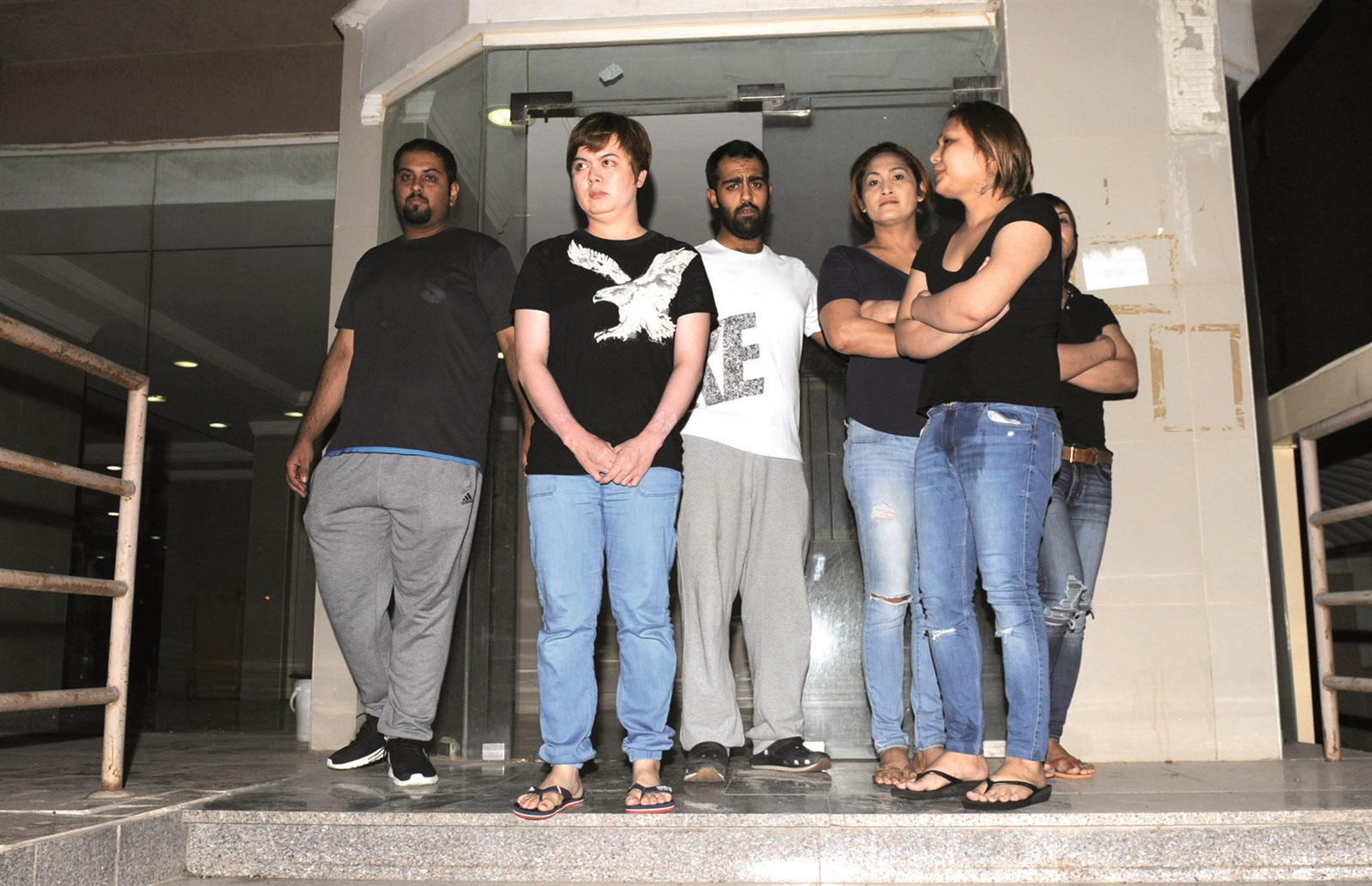 متشبهون بالنساء في قبضة رجال «الآداب» (تصوير كرم ذياب)