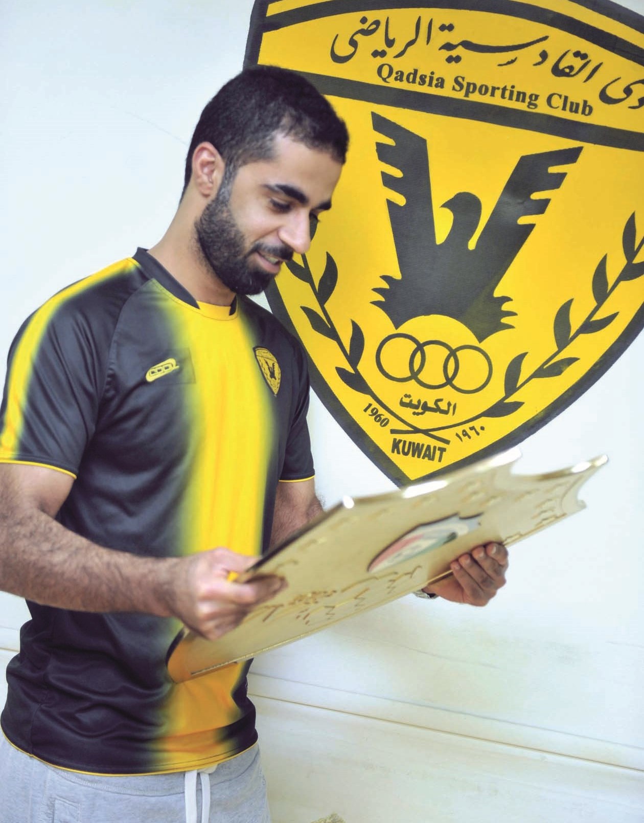 حسين فاضل يطالع الدرع في غرفة اللاعبين(تصوير نور هنداوي)