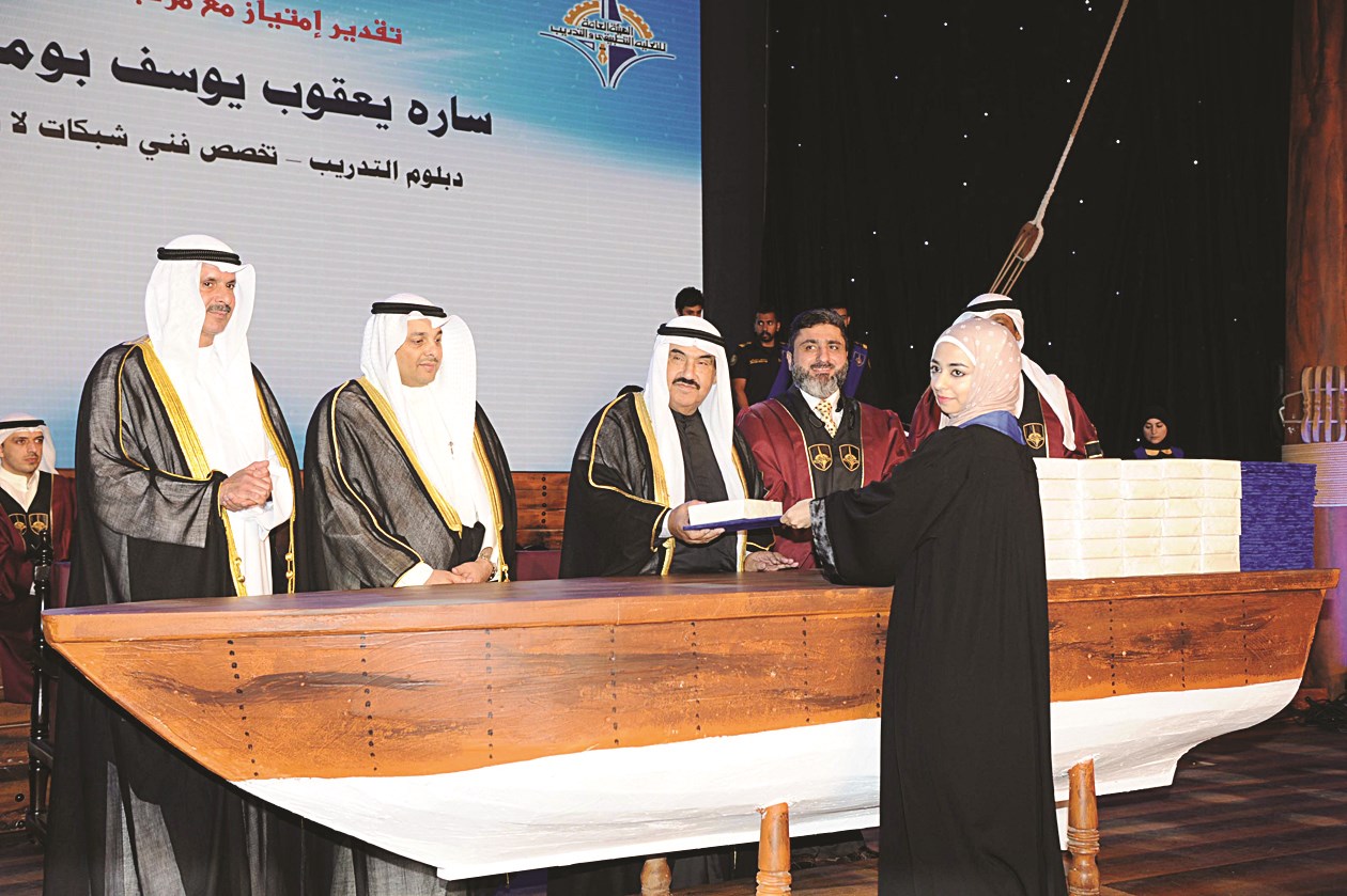 ناصر المحمد مكرما احدى الفائقات