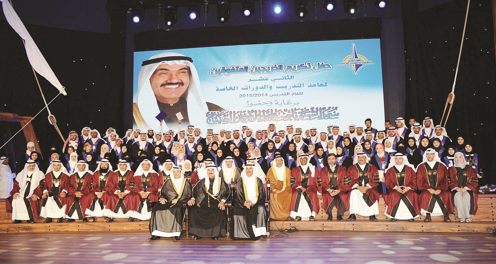 المحمد متوسطا الصانع والأثري خلال لقطة جماعية مع الطلبة واعضاء الهيئة التدريبية (تصوير نايف العقلة)